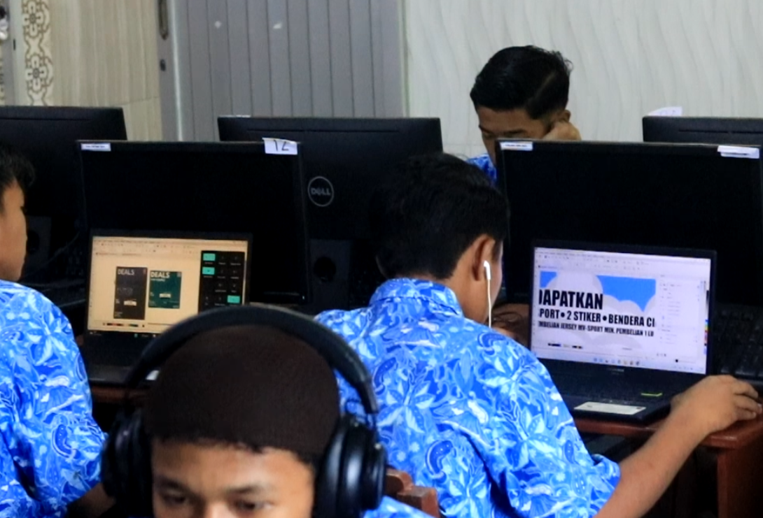 Praktikum Komputer Santri SMP IT Nurhasan